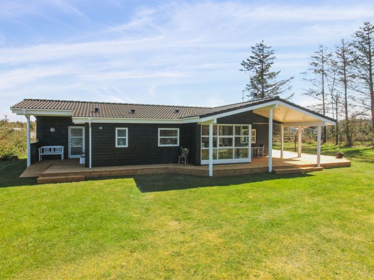 "Troels" - 750m from the sea", huis 3-kamers 80 m2. Het objekt is geschikt voor 6 volwassenen. Woonkamer met TV, radio, CD-speler en DVD. 1 kamer met 1 2-pers bed. 1 kamer met 1 2-pers bed. 1 kamer me..