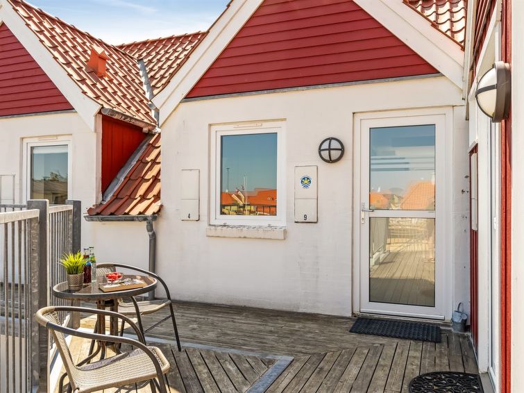 "Githe" - 100m from the sea", appartement 2-kamers 100 m2. Het objekt is geschikt voor 6 volwassenen. Woonkamer met TV, radio en CD-speler. 1 kamer met 1 2-pers bed. Open galerij, 1 kamer met 1 2-pers..