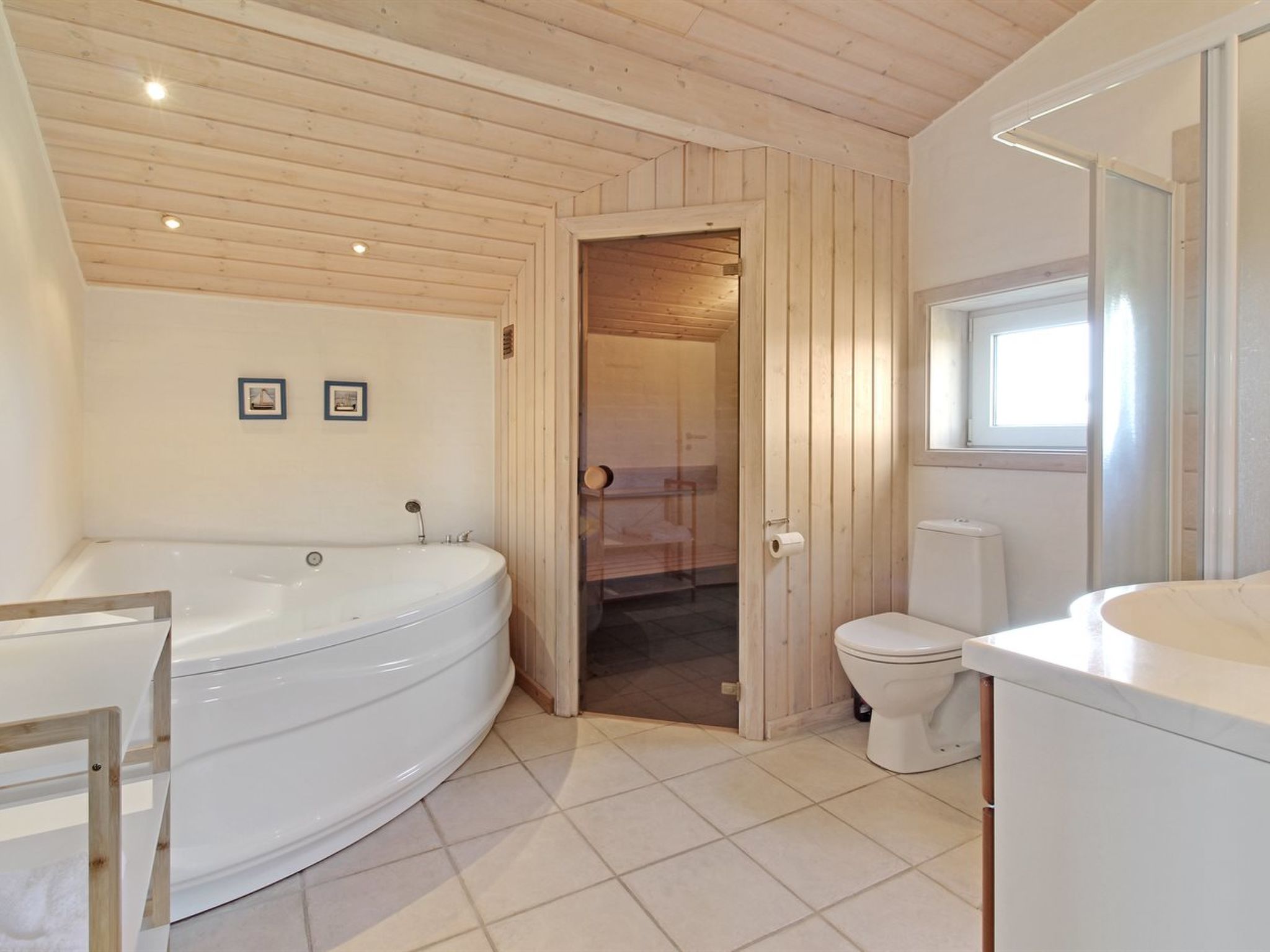 "Eyvin" - 100m from the sea - Binnen