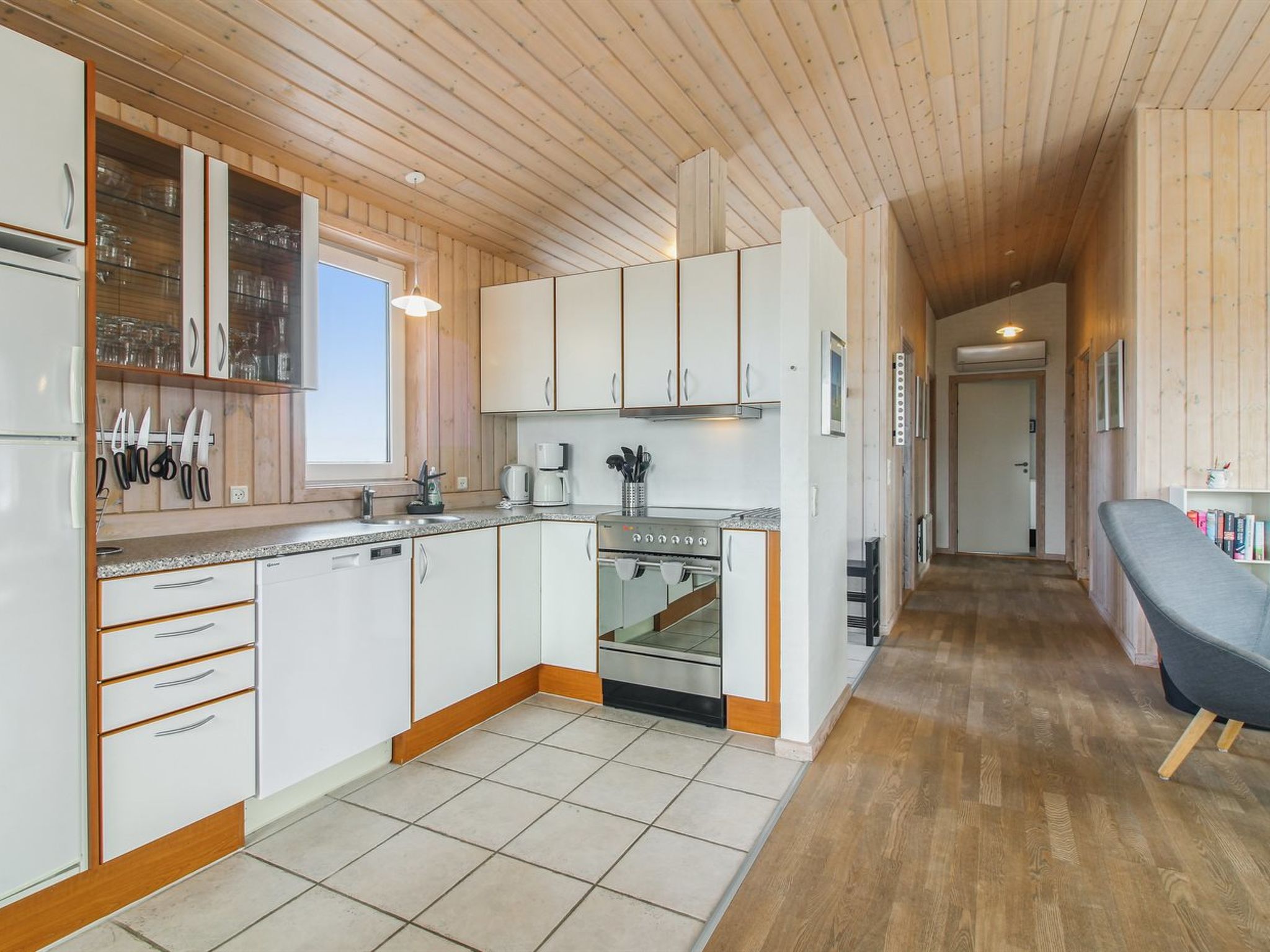 "Eyvin" - 100m from the sea - Binnen