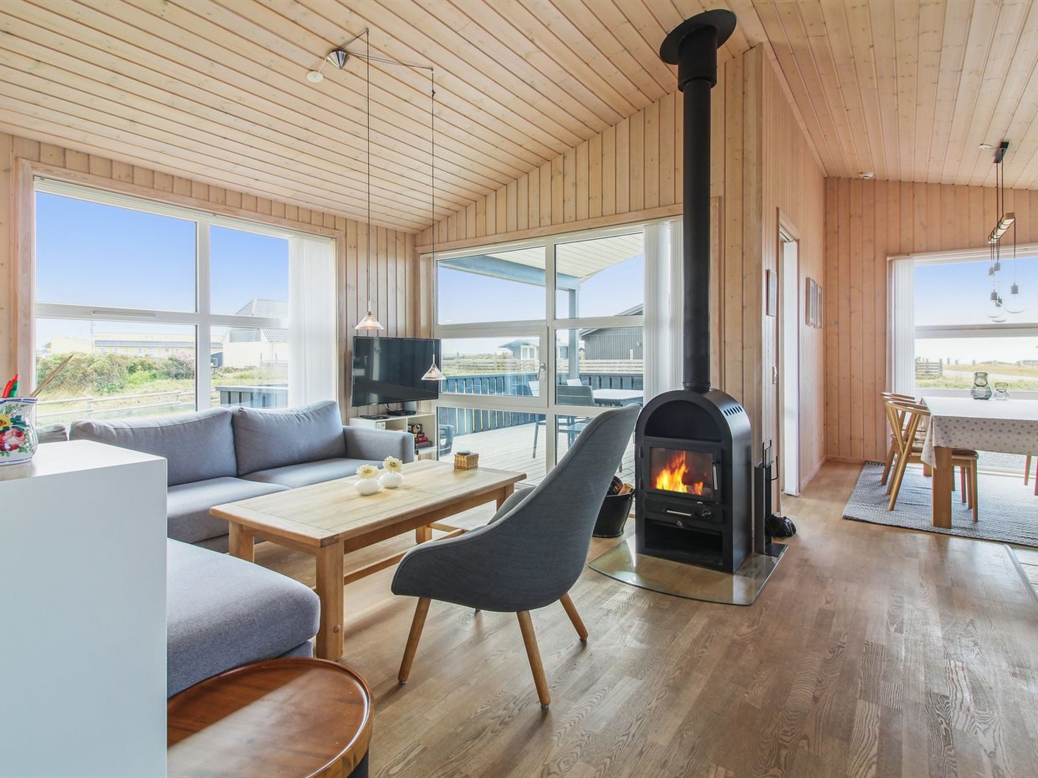 "Eyvin" - 100m from the sea - Binnen