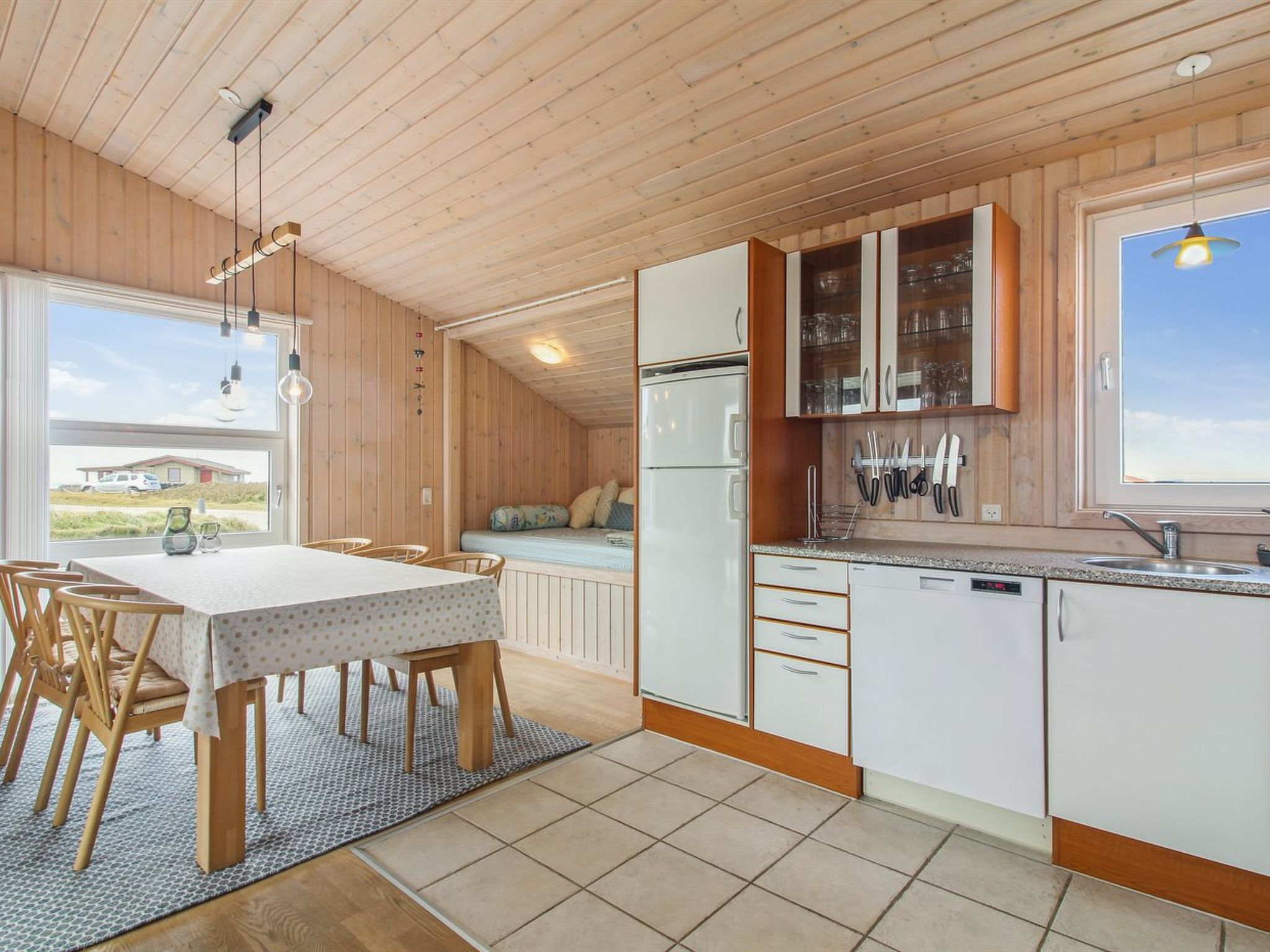 "Eyvin" - 100m from the sea - Binnen