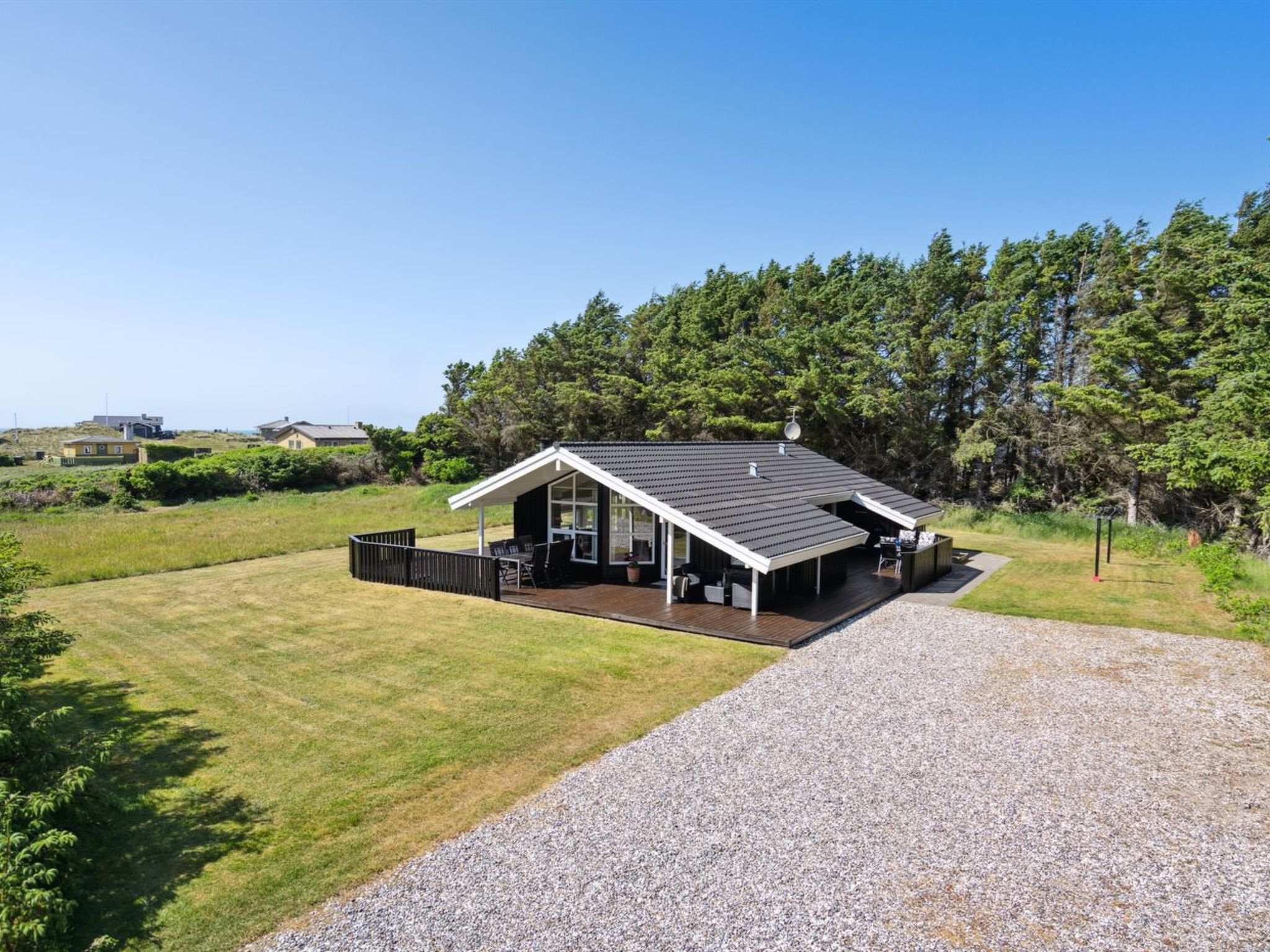 "Ilka" - 375m from the sea", huis 3-kamers 93 m2. Het objekt is geschikt voor 6 volwassenen + 1 kinderen. Woonkamer met TV, radio, CD-speler en DVD. 1 kamer met 1 2-pers bed. 1 kamer met 1 2-pers bed...