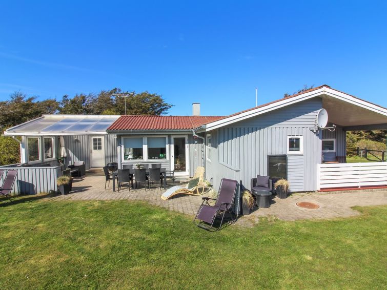 "Henryette" - 200m from the sea", huis 3-kamers 68 m2. Het objekt is geschikt voor 4 volwassenen + 3 kinderen. Woonkamer met TV. 1 kamer met 1 2-pers bed. 1 kamer met 1 2-pers bed. 1 kamer met 1 bed e..