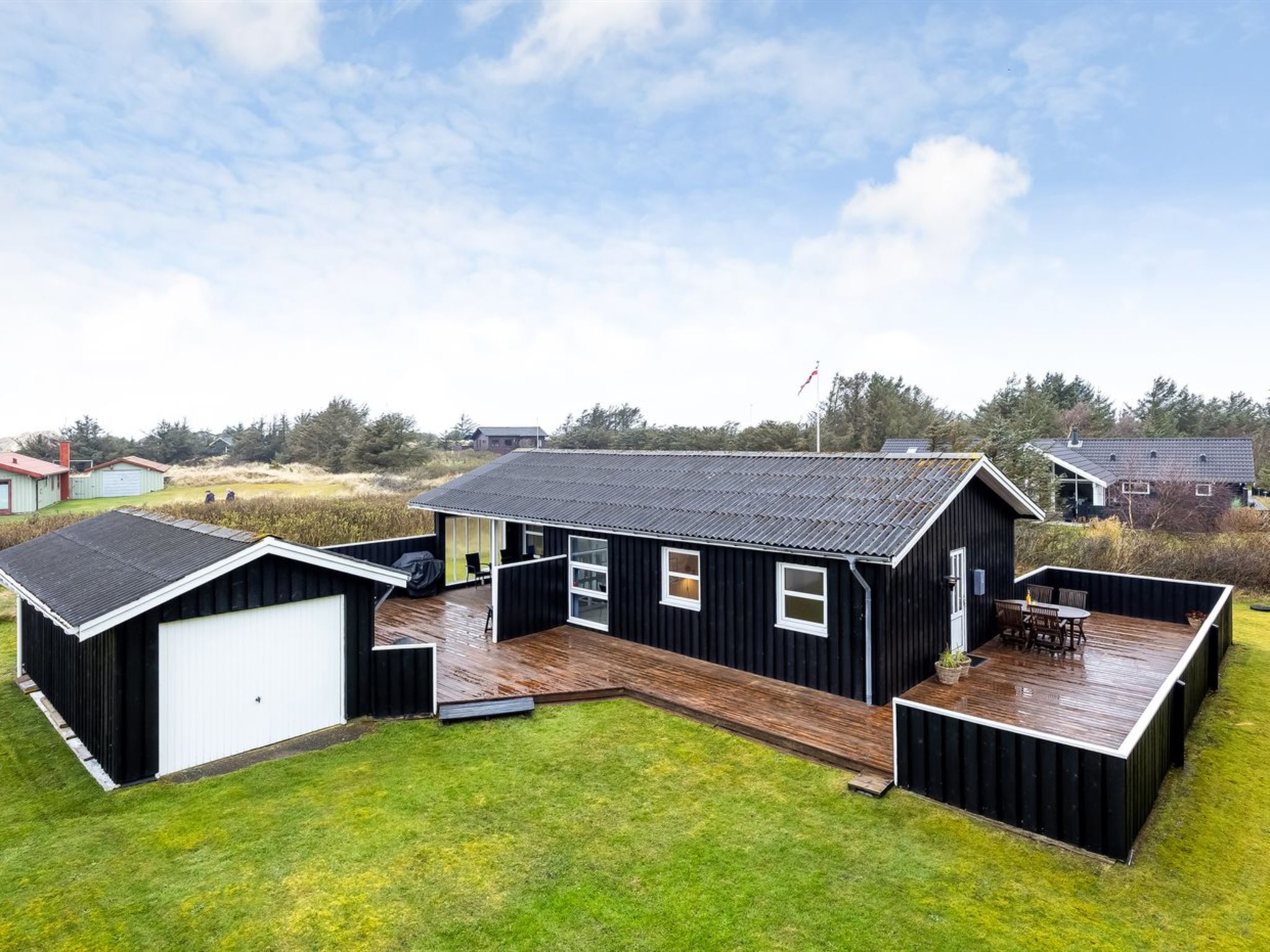 "Pertti" - 400m from the sea", huis 3-kamers 87 m2. Het objekt is geschikt voor 5 volwassenen. Woonkamer met TV en radio. 1 kamer met 1 2-pers bed. 1 kamer met 1 2-pers bed. 1 kamer met 1 bed. Keuken ..