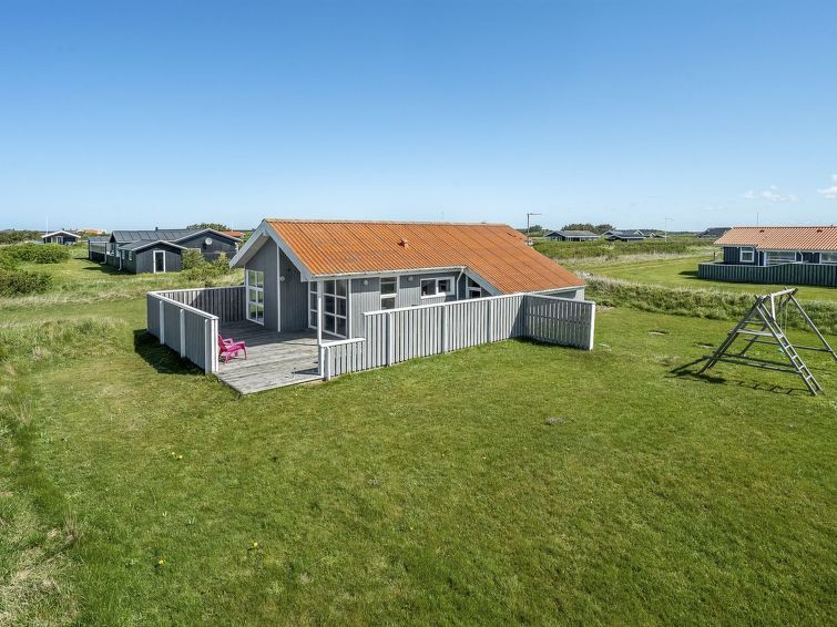 "Thorbiorn" - 350m from the sea", 3-Zimmer-Haus 87 m2. Objekt geeignet für 6 Erwachsene. Wohnzimmer mit TV, CD und Stereoanlage. 1 Zimmer mit 1 Doppelbett. 1 Zimmer mit 1 Doppelbett. 1 Zimmer mit 1 D..