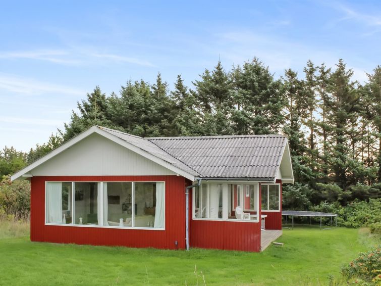 "Toti" - 500m from the sea in NW Jutland", huis 3-kamers 77 m2. Het objekt is geschikt voor 4 volwassenen. Woonkamer met TV, radio, CD-speler en stereo-installatie. 1 kamer met 1 2-pers bed. 1 kamer m..