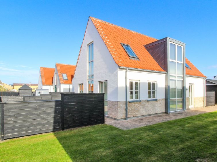 "Gisken" - 600m from the sea", 3-Zimmer-Haus 126 m2. Objekt geeignet für 6 Erwachsene. Wohnzimmer mit TV und Radio. 1 Zimmer mit 1 Doppelbett. Küche (Backofen, Geschirrspüler, 4 Glaskeramikplatten,..