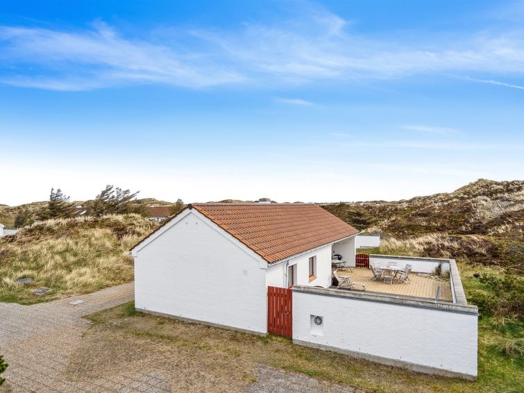 "Viena" - 400m from the sea", huis 2-kamers 76 m2. Het objekt is geschikt voor 4 volwassenen + 2 kinderen. Woonkamer met TV. 1 kamer met 1 2-pers bed. 1 kamer met 1 x 2 stapelbedden, 1 2-pers bed. Keu..