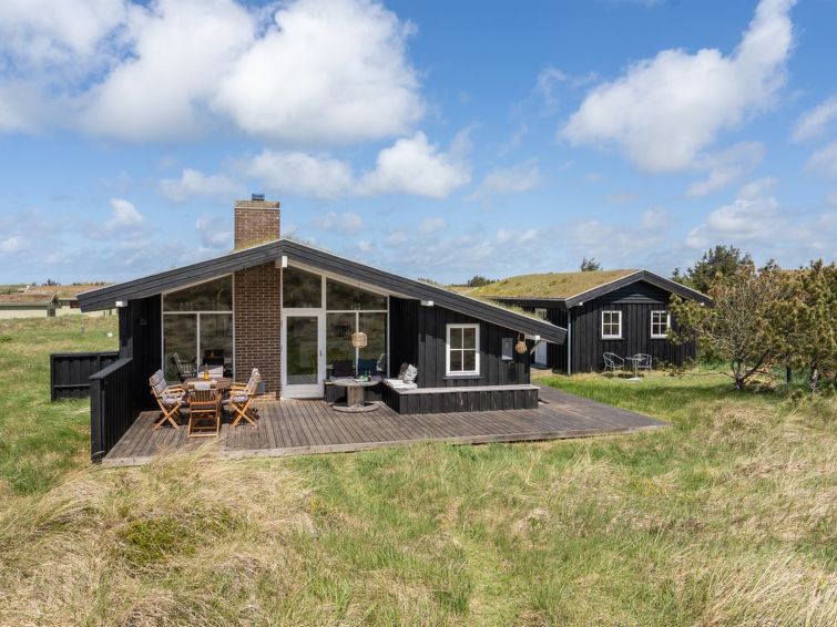 "Driss" - 500m from the sea", huis 3-kamers 61 m2. Het objekt is geschikt voor 6 volwassenen + 1 kinderen. Woonkamer met TV. 1 kamer met 1 2-pers bed. 1 kamer met 1 2-pers bed. 1 kamer met 1 2-pers be..