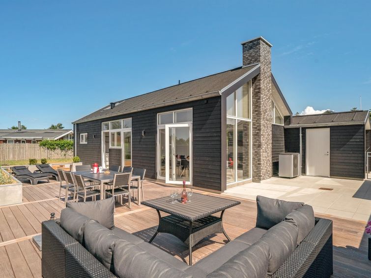"Erk" - 700m from the sea", huis 2-kamers 78 m2. Het objekt is geschikt voor 4 volwassenen + 2 kinderen. Woonkamer met TV. 1 kamer met 1 2-pers bed. Open galerij, 1 kamer met 1 2-pers bed en 2 slaappl..