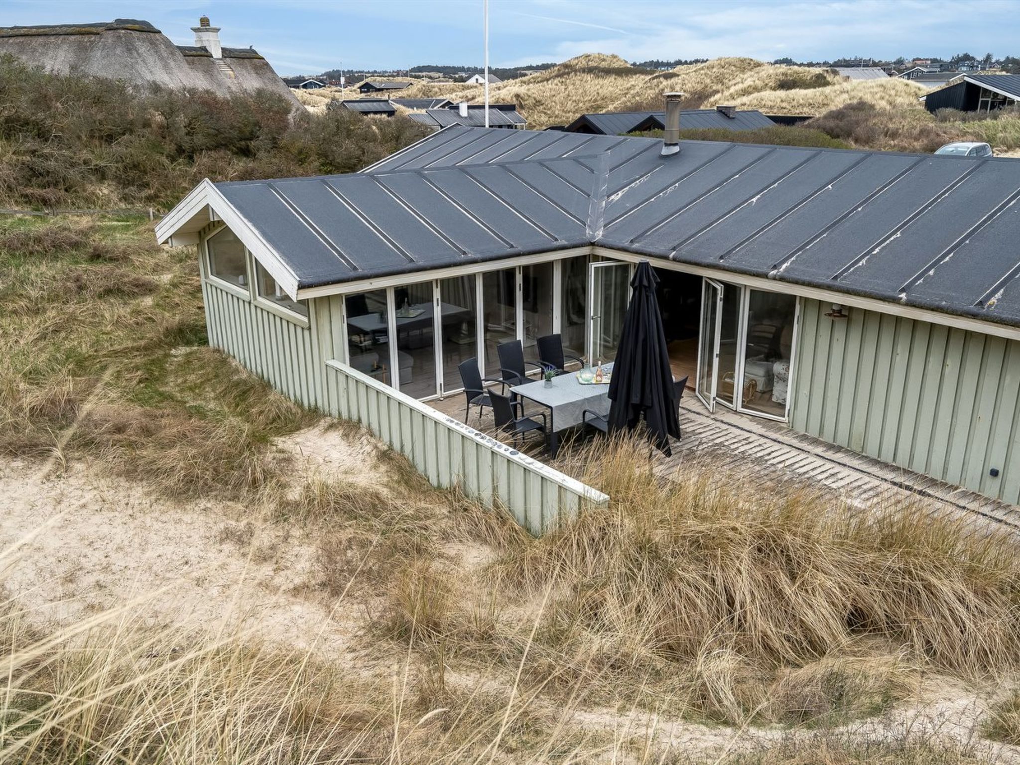 "Erwith" - 50m from the sea-Buiten