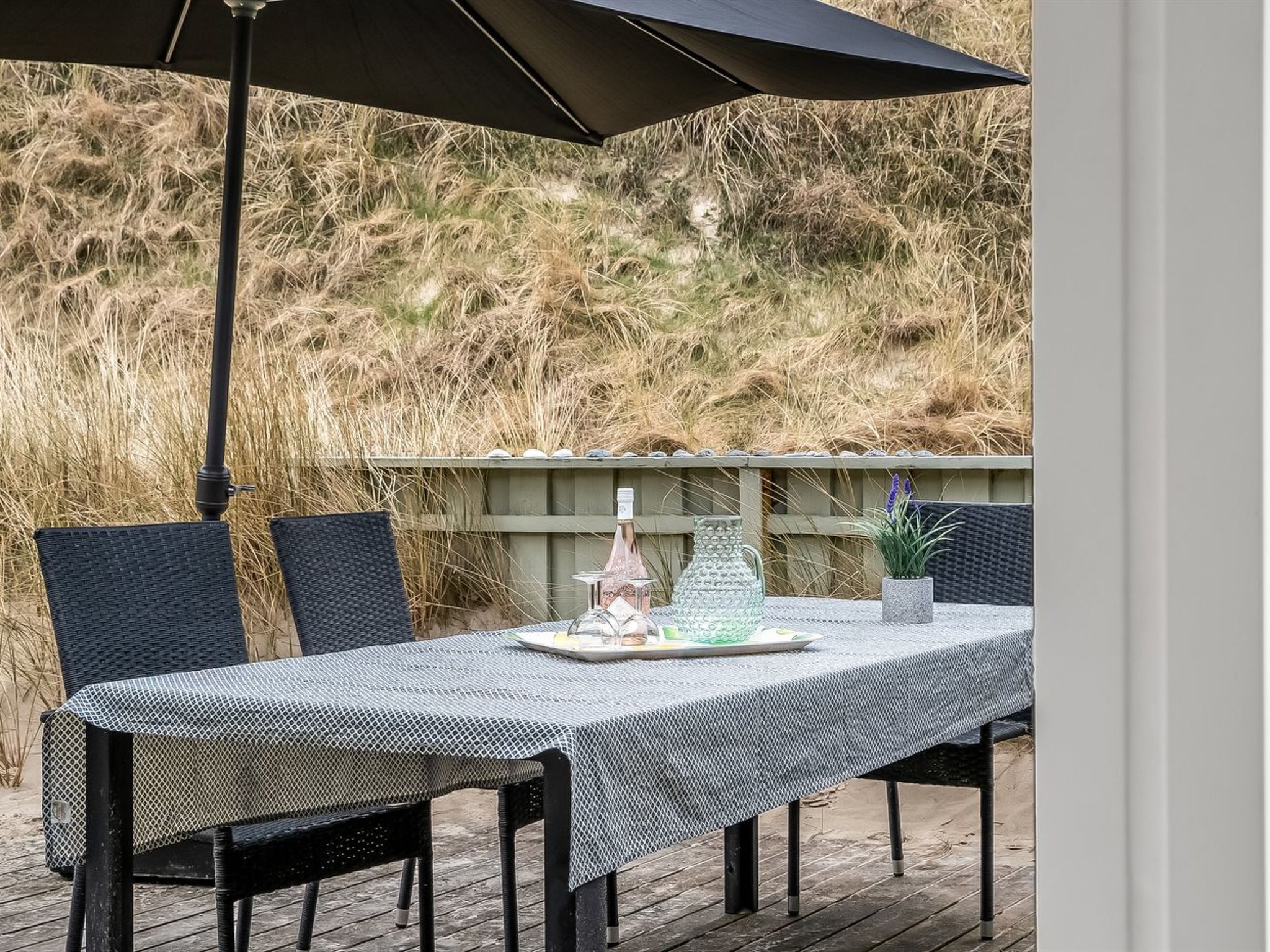"Erwith" - 50m from the sea-Buiten