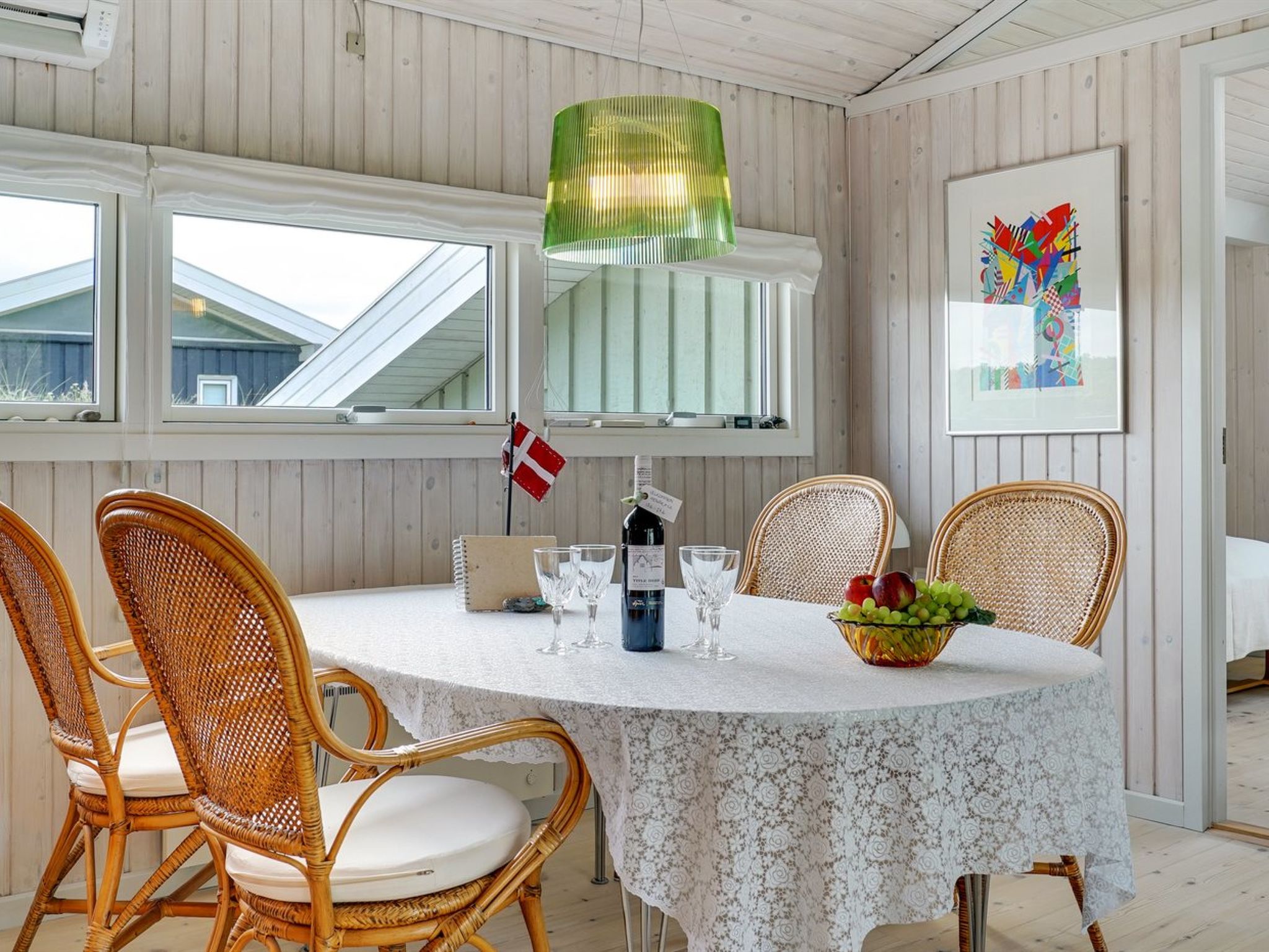"Erwith" - 50m from the sea - Binnen