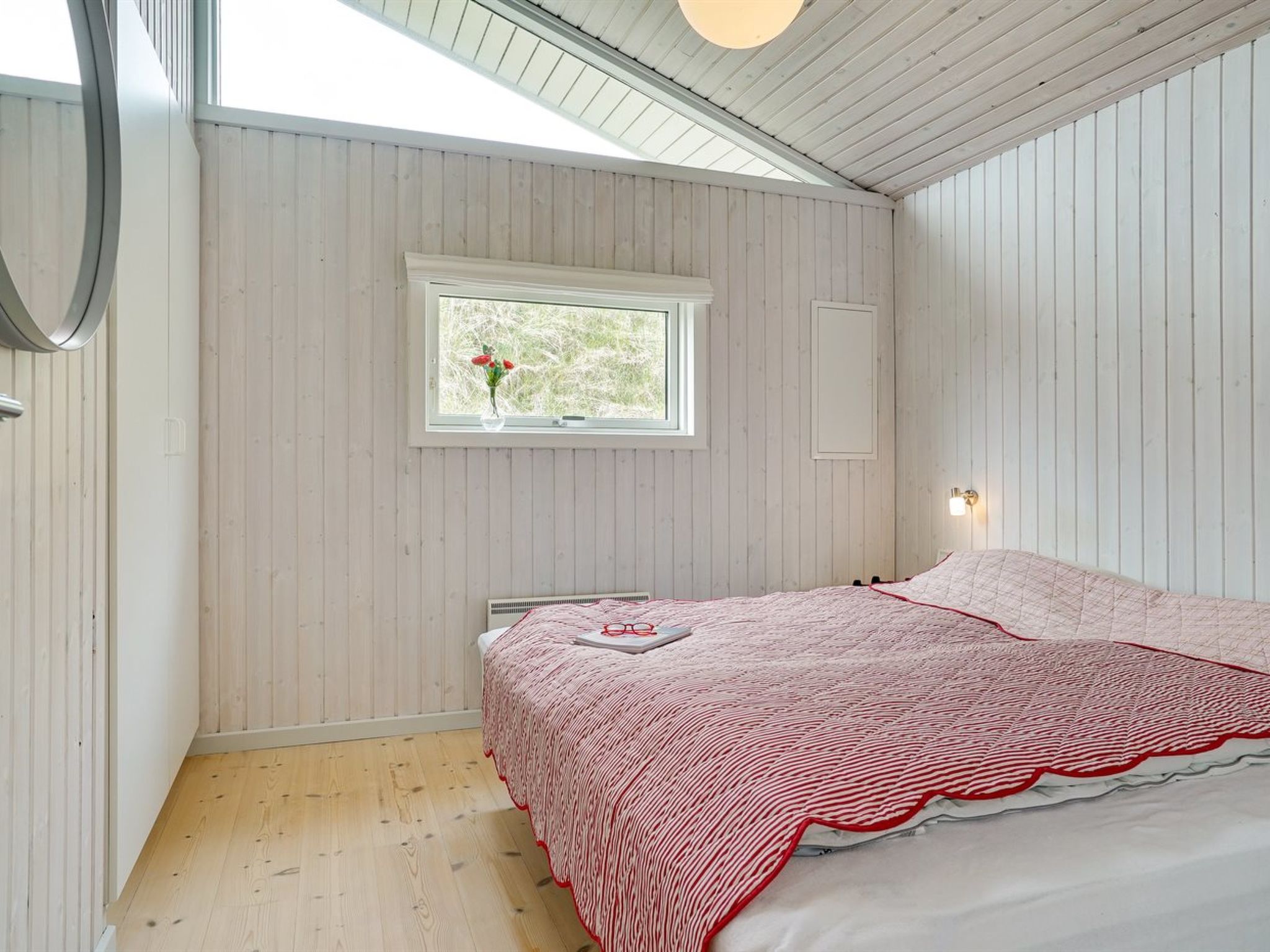 "Erwith" - 50m from the sea - Binnen