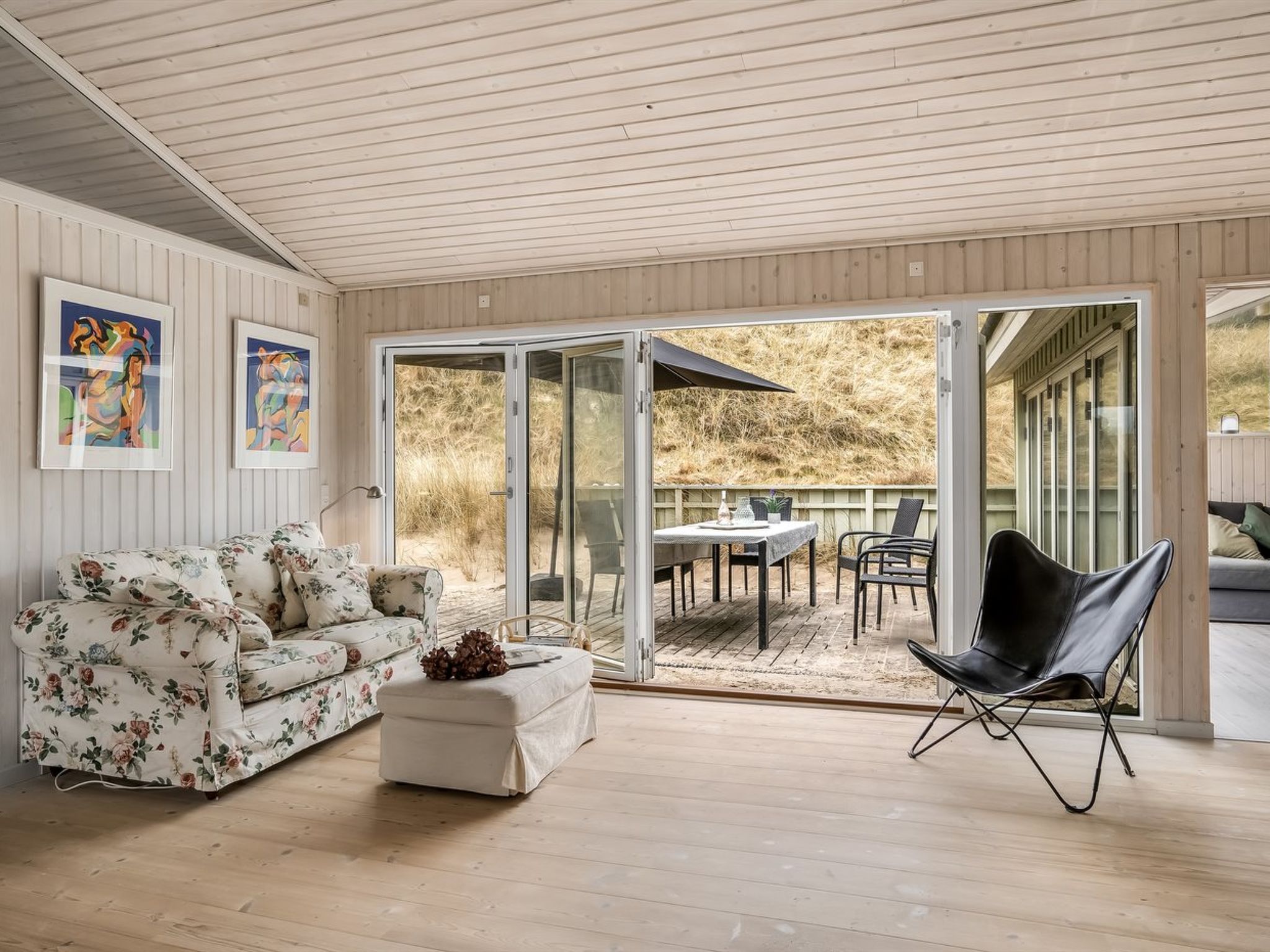 "Erwith" - 50m from the sea - Binnen