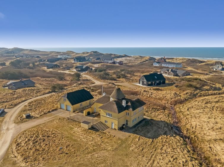 "Amina" - 200m from the sea", huis 3-kamers 145 m2. Het objekt is geschikt voor 5 volwassenen. Woonkamer met TV. 1 kamer met 1 2-pers bed. 1 kamer met 1 2-pers bed. 1 kamer met 1 bed. Keuken (oven, af..