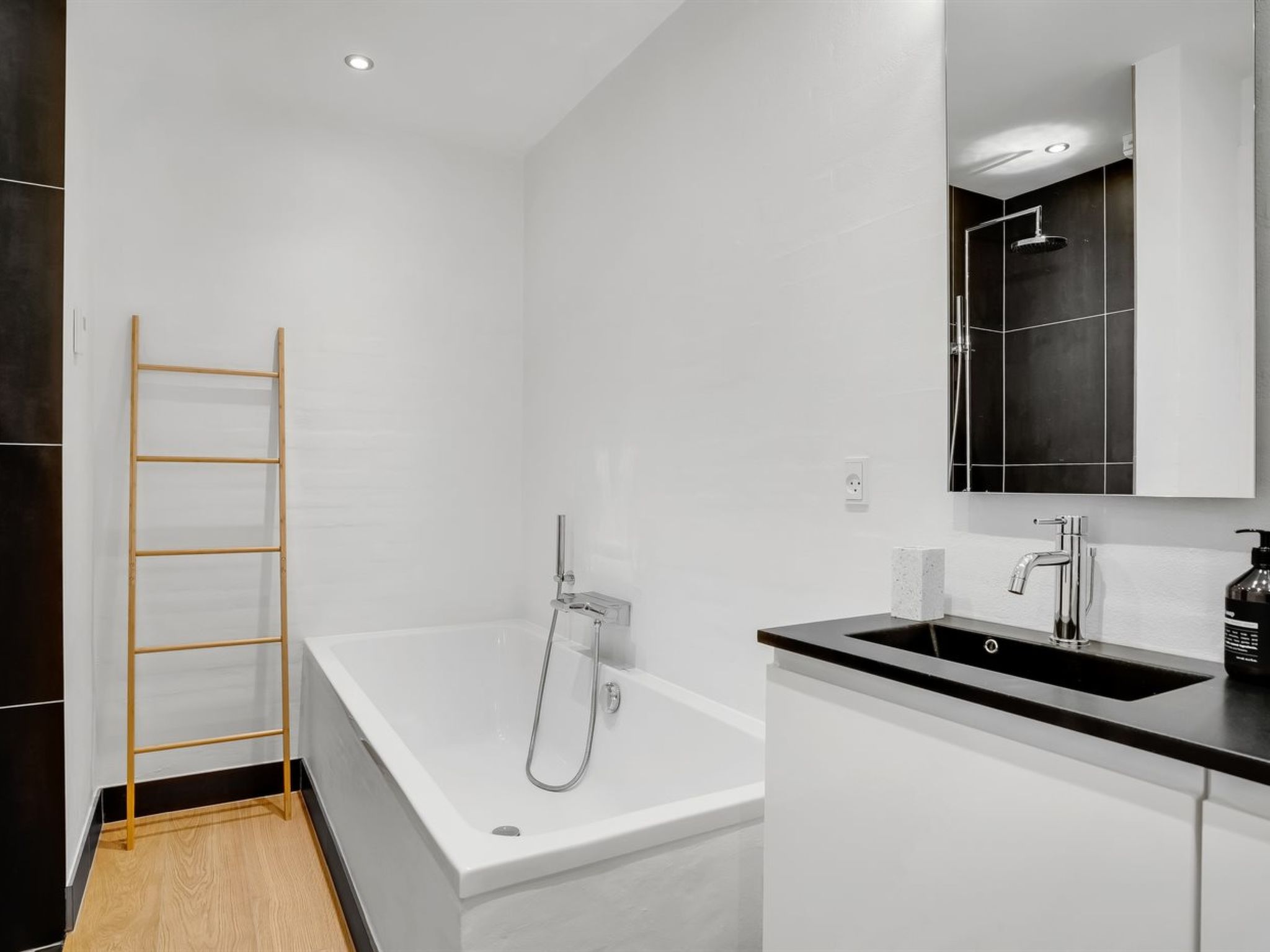 Photo of "Anelle" - 2.5km from the sea