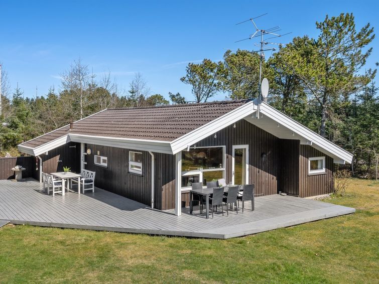 "Akka" - 2km from the sea", huis 3-kamers 71 m2. Het objekt is geschikt voor 6 volwassenen + 1 kinderen. Woonkamer, Studio met met 1 2-pers bed en TV. 1 kamer met 1 2-pers bed. 1 kamer met 2 bedden. 1..