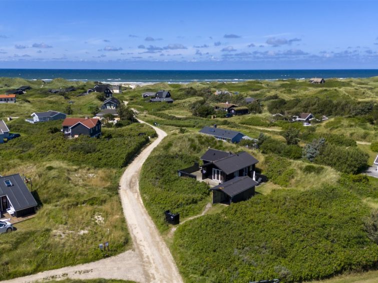 "Efra" - 400m from the sea", huis 2-kamers 72 m2. Het objekt is geschikt voor 4 volwassenen. Woonkamer met TV. 1 kamer met 1 2-pers bed. 1 kamer met 1 2-pers bed. 1 kamer met 1 2-pers bed. Keuken (ove..