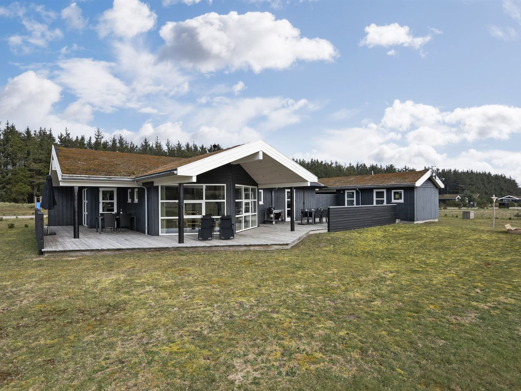 "Tessie" - 1.2km from the sea", huis 3-kamers 117 m2. Het objekt is geschikt voor 6 volwassenen + 1 kinderen. Woonkamer, Studio met met 1 2-pers bed, TV, radio en DVD. 1 kamer met 2 bedden. 1 kamer me..