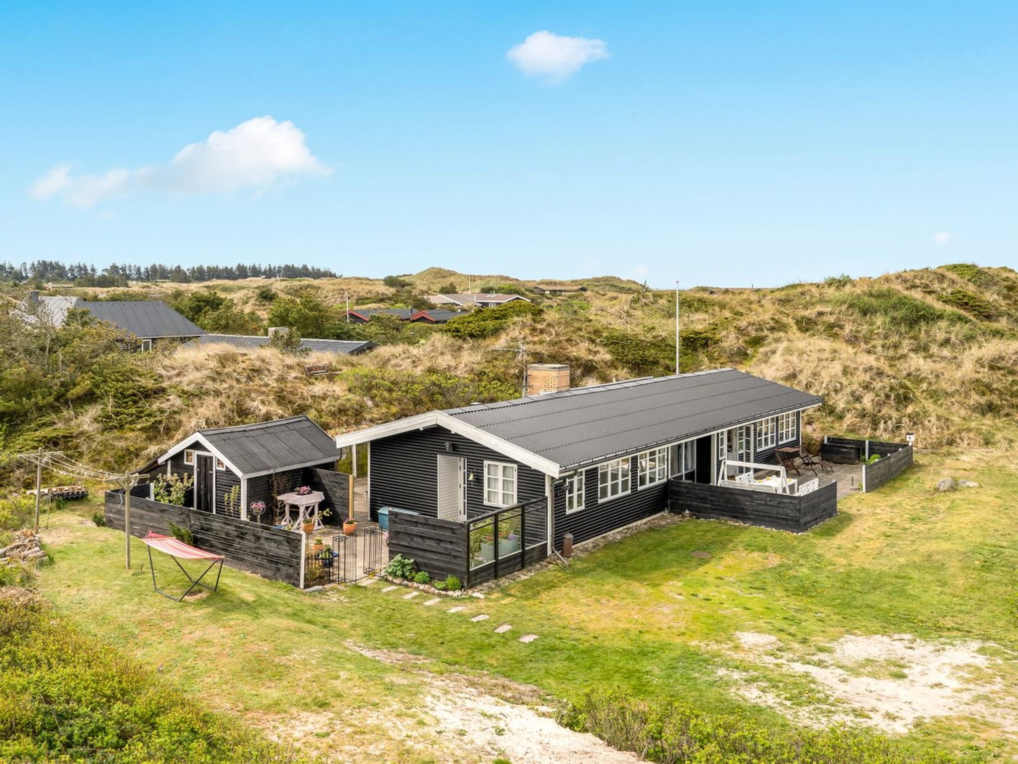 "Katri" - 500m from the sea", huis 3-kamers 120 m2. Het objekt is geschikt voor 6 volwassenen. Woonkamer met TV en radio. 1 kamer met 1 2-pers bed. 1 kamer met 1 2-pers bed. 1 kamer met 1 2-pers bed. ..