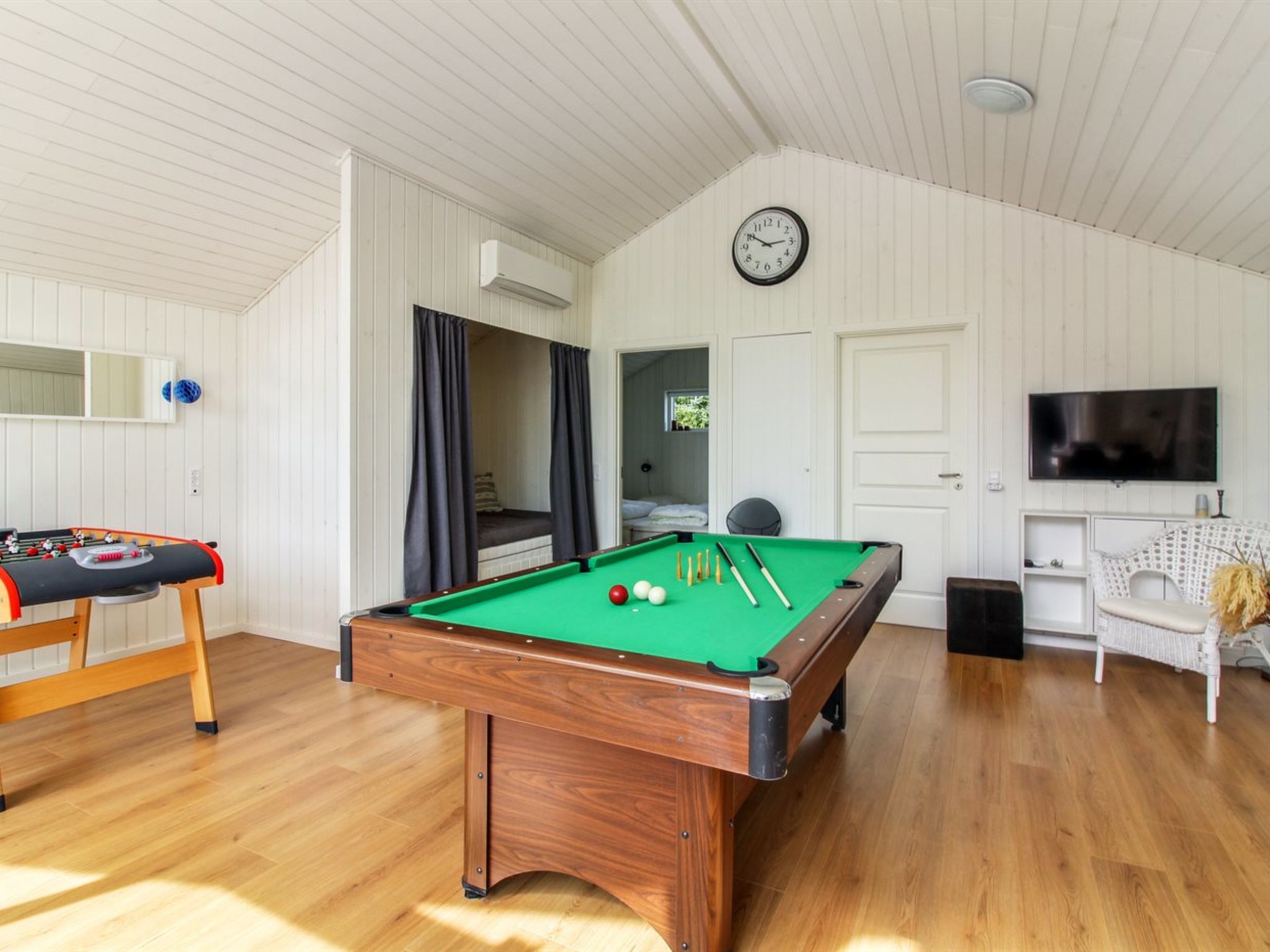 "Gustina" - 1.2km from the sea-Binnen