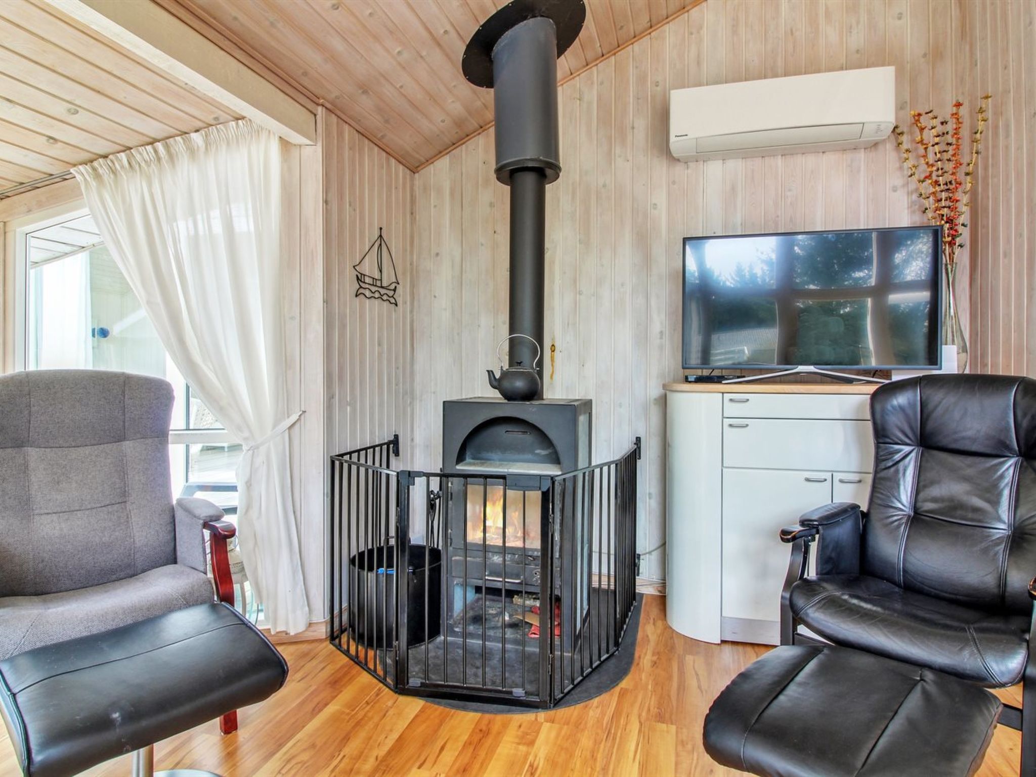 "Gustina" - 1.2km from the sea-Binnen