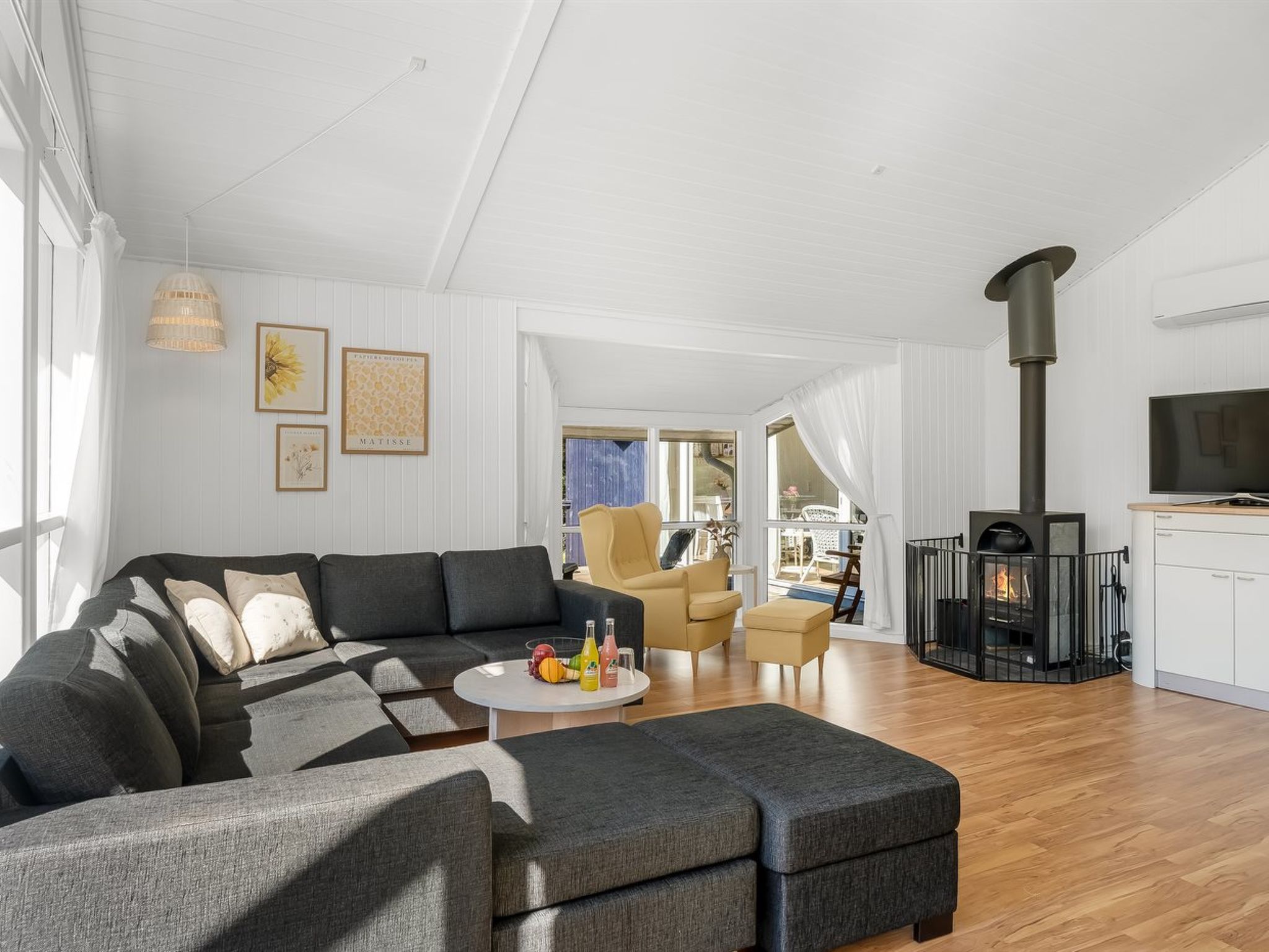 "Gustina" - 1.2km from the sea - Binnen