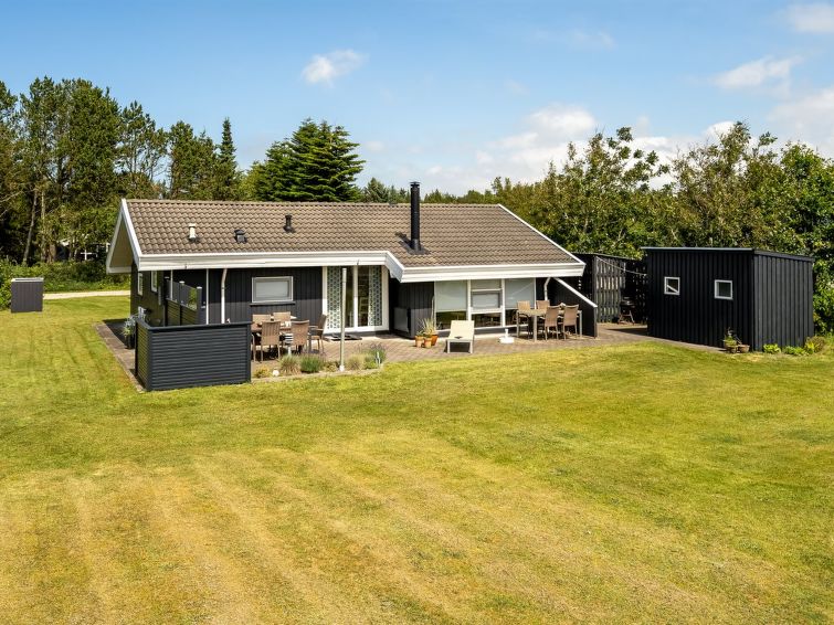 "Gita" - 2.2km from the sea", huis 3-kamers 68 m2. Het objekt is geschikt voor 4 volwassenen + 3 kinderen. Woonkamer met TV, radio, CD-speler en DVD. 1 kamer met 1 2-pers bed. 1 kamer met 1 2-pers bed..