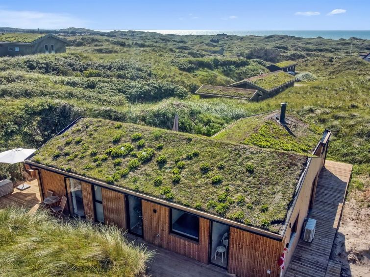"Hoat" - 300m from the sea", huis 3-kamers 92 m2. Het objekt is geschikt voor 6 volwassenen. Woonkamer met TV. 1 kamer met 1 2-pers bed. 1 kamer met 1 2-pers bed. Keuken (oven, afwasmachine, 4 inducti..