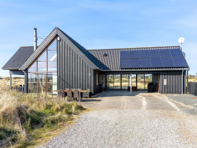"Lilie" - 350m from the sea", 4-Zimmer-Haus 154 m2. Objekt geeignet für 8 Erwachsene + 1 Kind. Wohnzimmer mit TV. 1 Zimmer mit 2 Betten. 1 Zimmer mit 2 Betten. Studio 1 Zimmer mit mit 2 Betten und 1 ..