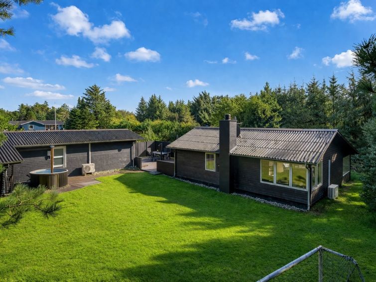 8-persoons vakantiehuis in Saltum met whirlpool en open haard in Saltum