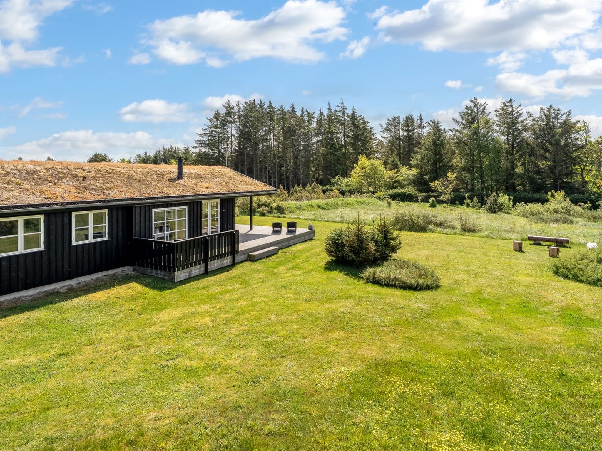 "Ljupco" - 950m from the sea", huis 3-kamers 86 m2. Het objekt is geschikt voor 6 volwassenen. Woonkamer met TV. 1 kamer met 1 2-pers bed. 1 kamer met 1 2-pers bed. 1 kamer met 2 bedden. Keuken (oven,..