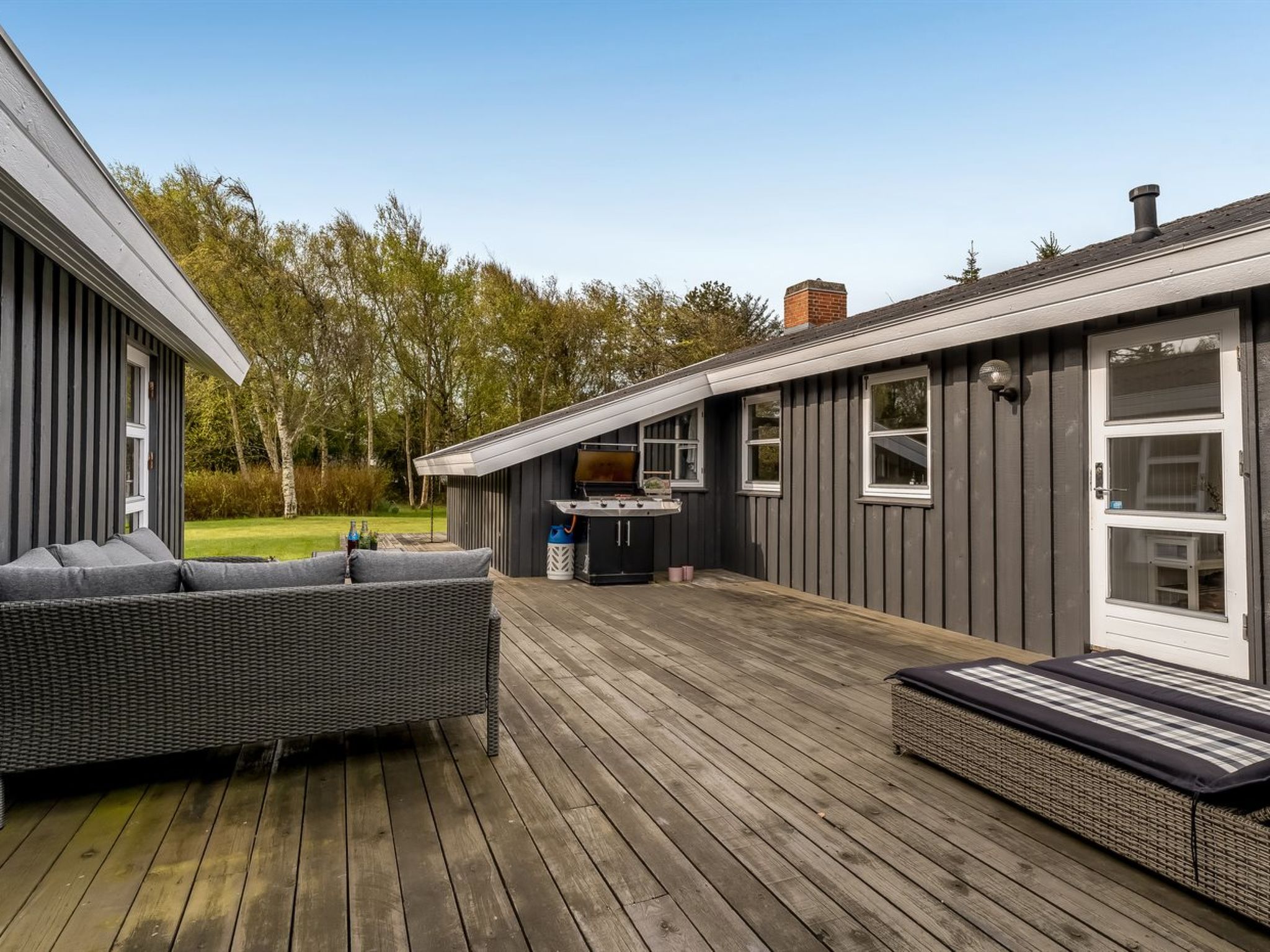 "Annamie" - 1.8km from the sea", huis 3-kamers 76 m2. Het objekt is geschikt voor 6 volwassenen. Woonkamer met TV. 1 kamer met 1 2-pers bed. 1 kamer met 1 2-pers bed. 1 kamer met 1 2-pers bed. Keuken ..
