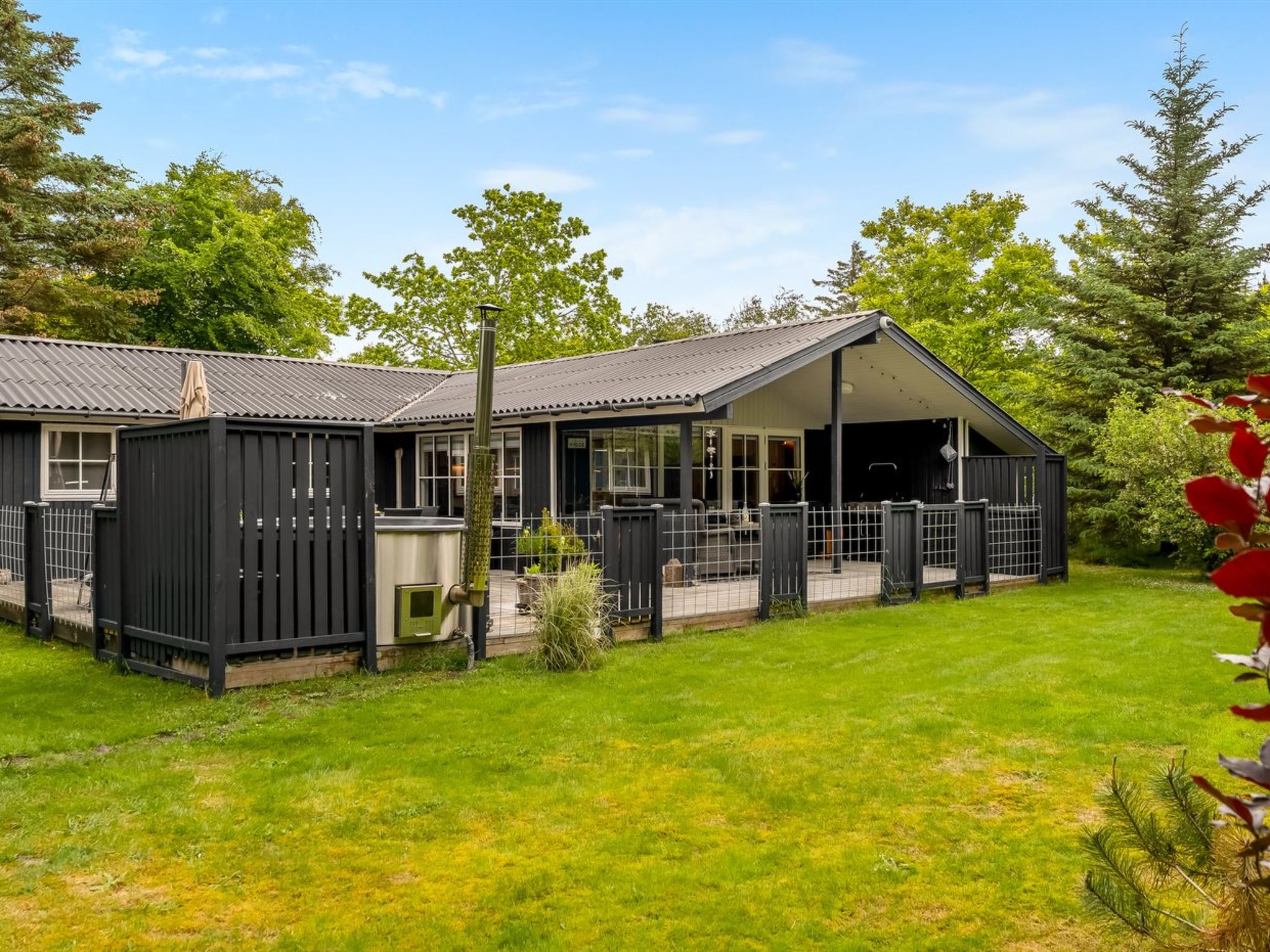 "Emelrik" - 2km from the sea", huis 3-kamers 94 m2. Het objekt is geschikt voor 6 volwassenen. Woonkamer met TV. 1 kamer met 1 2-pers bed. 1 kamer met 1 2-pers bed. 1 kamer met 1 2-pers bed. Keuken (o..