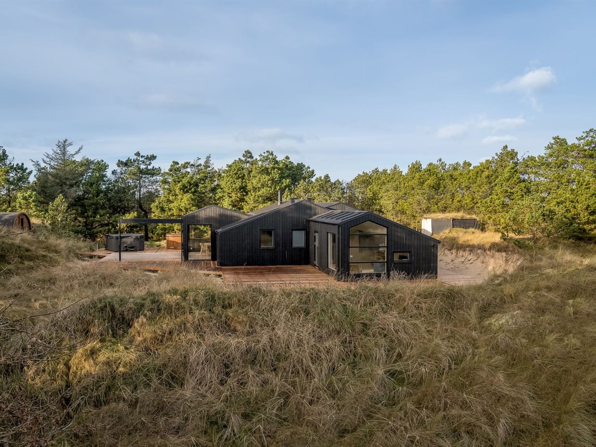 "Erja" - 600m from the sea", huis 4-kamers 126 m2. Het objekt is geschikt voor 8 volwassenen. Woonkamer met TV. 1 kamer met 1 2-pers bed. 1 kamer met 1 2-pers bed. 1 kamer met 1 2-pers bed. Keuken (ov..