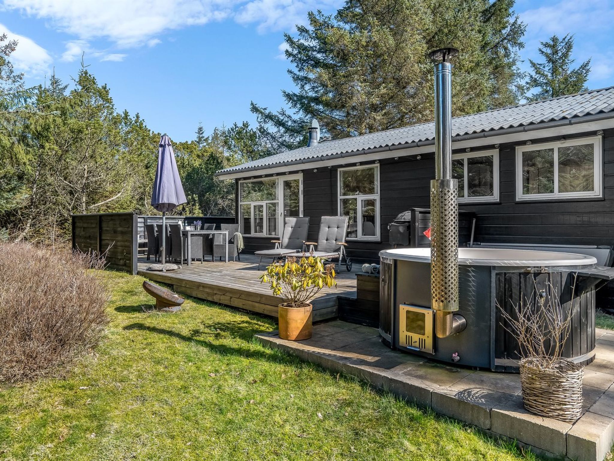 "Ayen" - 1.2km from the sea", huis 3-kamers 67 m2. Het objekt is geschikt voor 6 volwassenen. Woonkamer met TV. 1 kamer met 1 2-pers bed. 1 kamer met 1 2-pers bed. 1 kamer met 1 x 2 stapelbedden. Keuk..