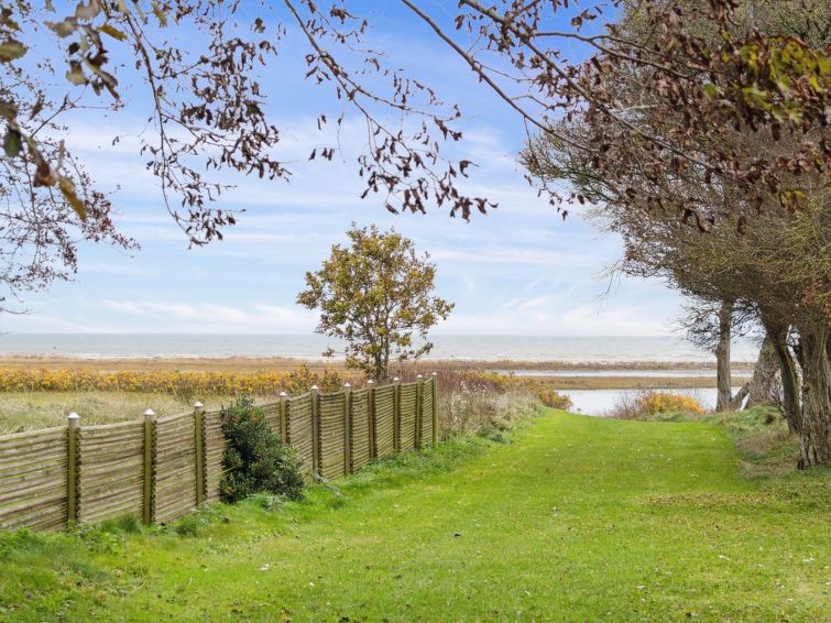 "Bertold" - 100m from the sea", huis 4-kamers 171 m2. Het objekt is geschikt voor 7 volwassenen. Woonkamer met 1 divanbed en TV. 1 kamer met 1 2-pers bed. 1 kamer met 1 2-pers bed. 1 kamer met 2 bedde..