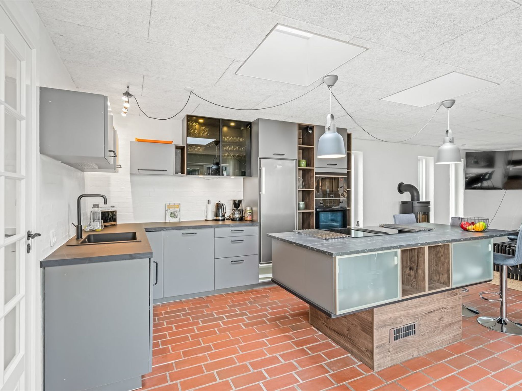 "Tonna" -  from the sea-Binnen