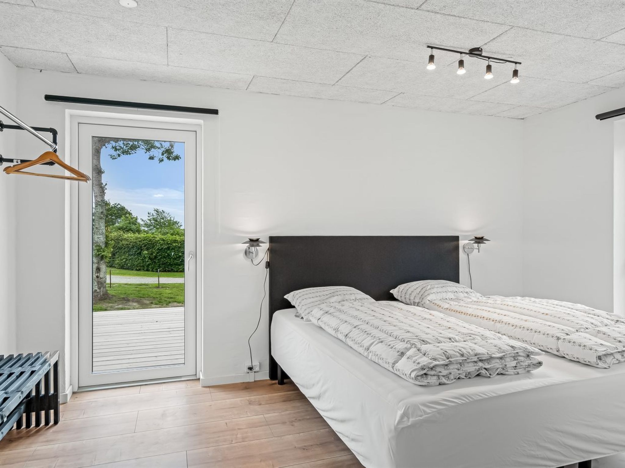 "Tonna" -  from the sea-Binnen