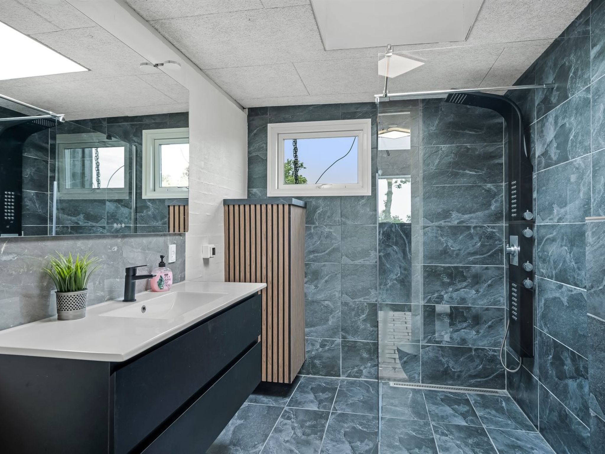 "Tonna" -  from the sea-Binnen