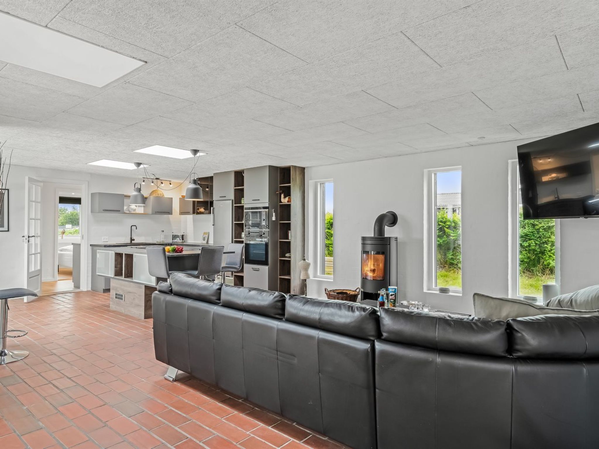 "Tonna" -  from the sea-Binnen