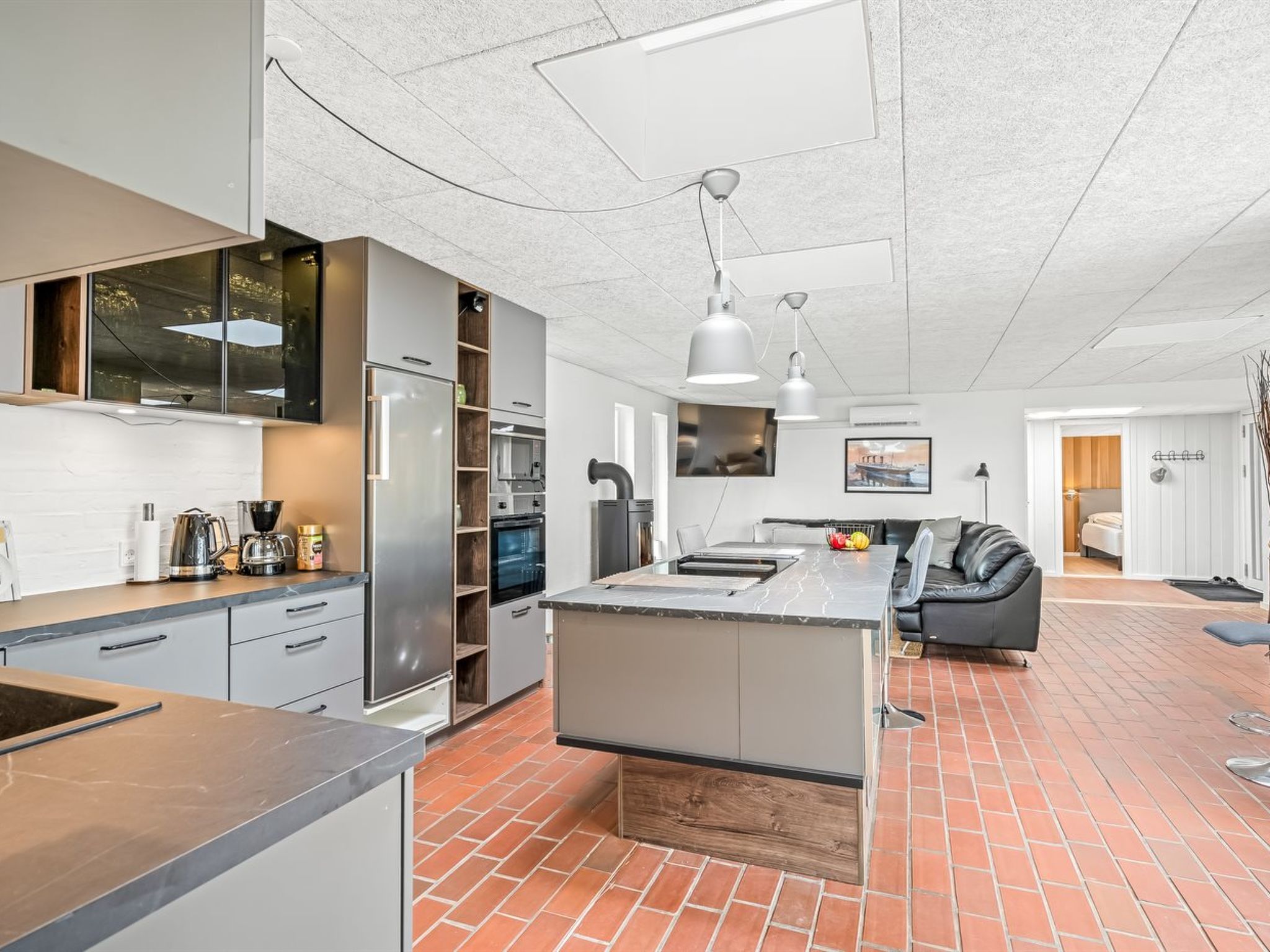 "Tonna" -  from the sea-Binnen