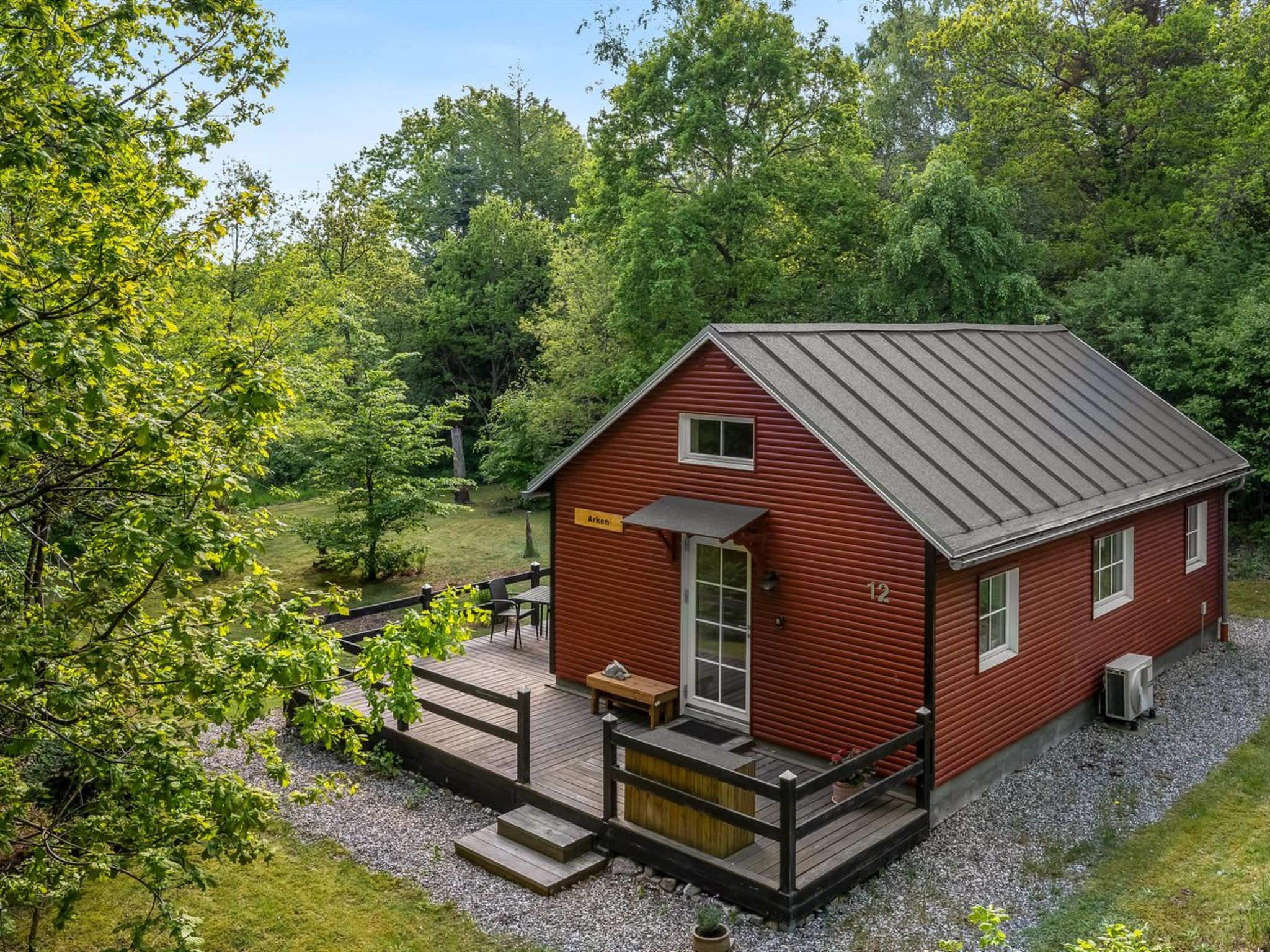 "Heda" - 1.6km to the fjord", huis 2-kamers 49 m2. Het objekt is geschikt voor 4 volwassenen. 1 kamer met 1 2-pers bed. 1 kamer met 2 bedden. Keuken (2-pits kookplaat, oven). Douche/WC. Ter beschikkin..