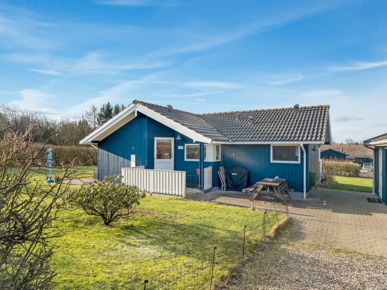 "Anline" - 600m to the inlet", huis 3-kamers 96 m2. Het objekt is geschikt voor 6 volwassenen. Woonkamer met TV. 1 kamer met 1 2-pers bed. 1 kamer met 1 2-pers bed. 1 kamer met 1 2-pers bed. Keuken (o..
