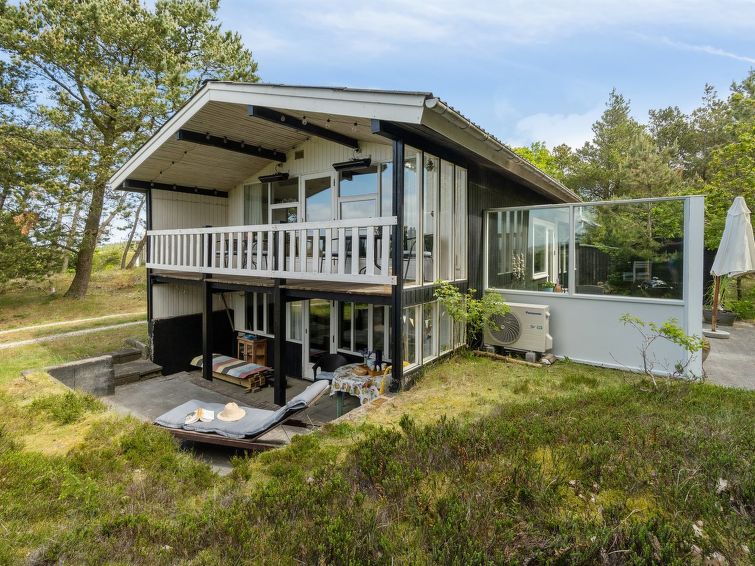 "Freda" - 100m to the inlet", huis 3-kamers 76 m2. Het objekt is geschikt voor 3 volwassenen + 2 kinderen. Woonkamer met TV, radio, CD-speler en stereo-installatie. 1 kamer met 2 bedden. 1 kamer met 1..