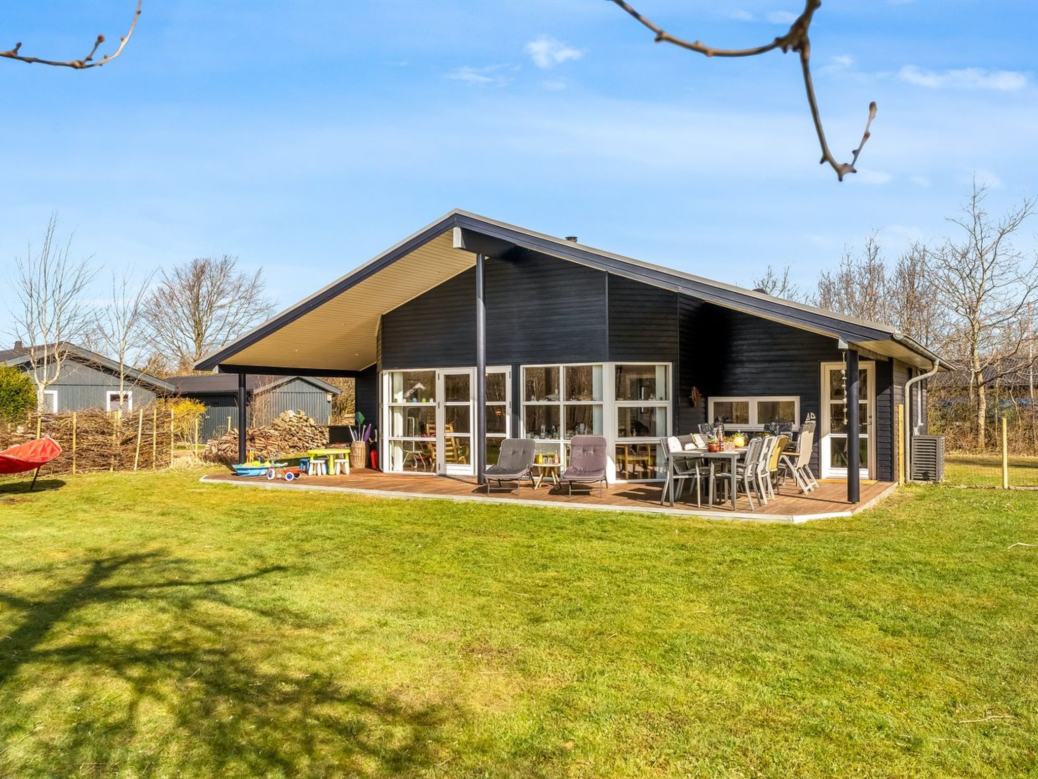 "Nanook" - 1km to the fjord", 4-Zimmer-Haus 96 m2. Objekt geeignet für 9 Erwachsene + 2 Kinder. Wohnzimmer mit TV, Video und DVD. 1 Zimmer mit 1 Doppelbett. 1 Zimmer mit 1 Doppelbett. 1 Zimmer mit 1 ..