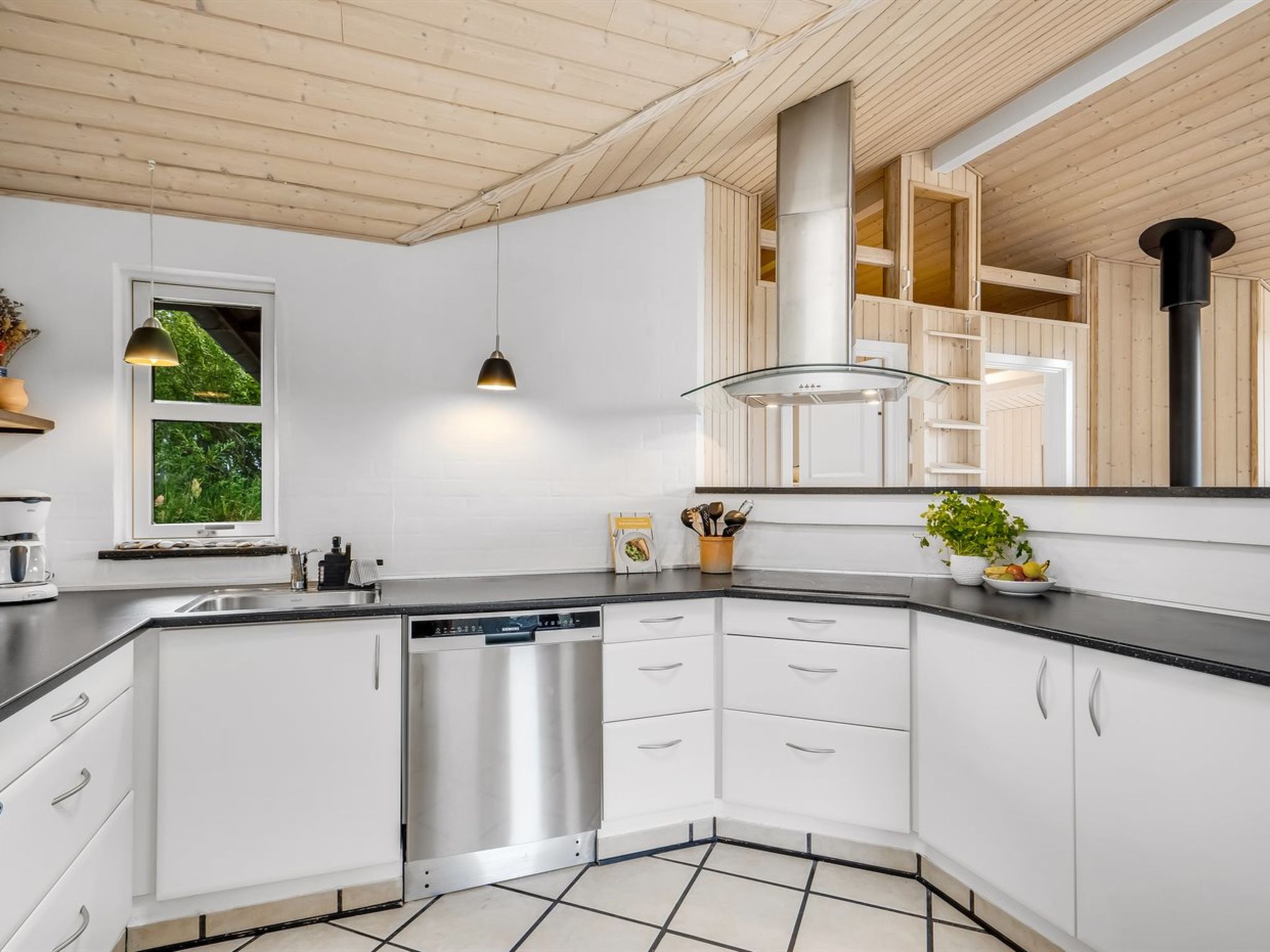 "Yngve" - 3.5km from the sea - Binnen