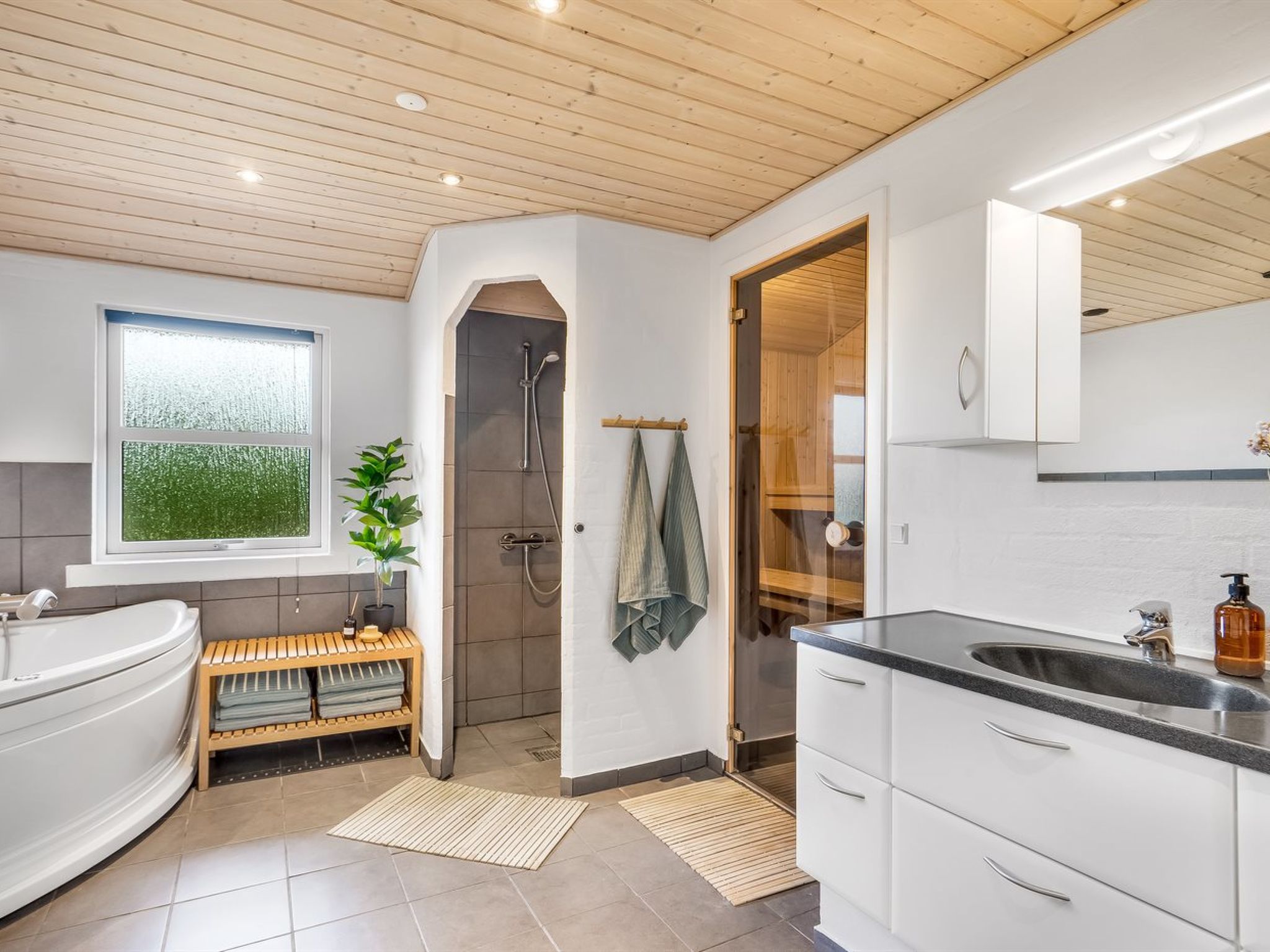 "Yngve" - 3.5km from the sea - Binnen